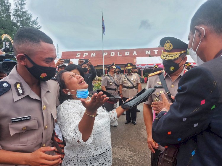 Tangis Seorang Ibu Lantaran Putranya Resmi dilantik Menjadi Anggota Polri oleh Kapolda NTT