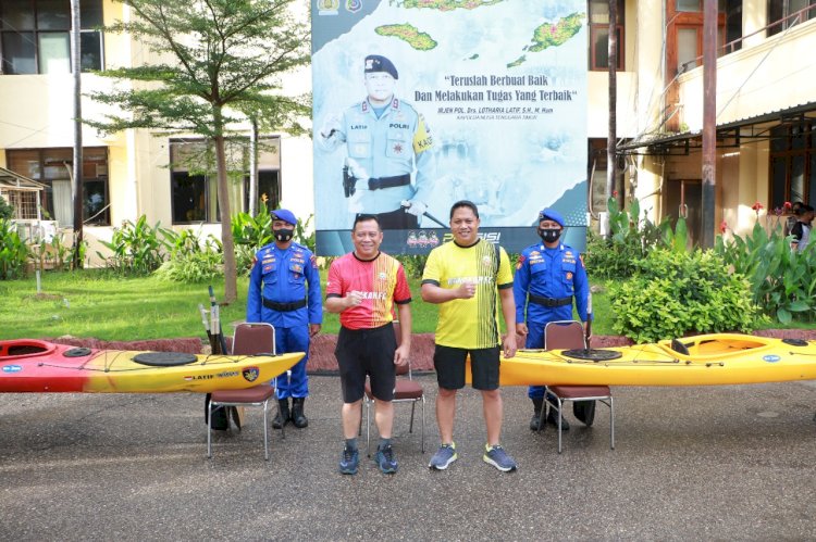 Dukung Pelaksanaan Tugas Perairan, Kapolda NTT Berikan Dua Perahu Kano ke Ditpolairud Polda NTT