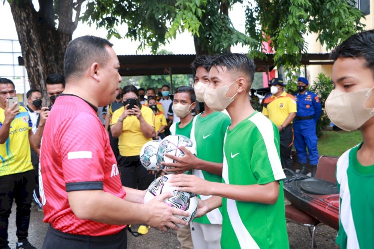 Peduli Sepakbola, Kapolda NTT Beri Bantuan Bola Kaki Ke Club SSB Tunas Muda Kota Kupang 