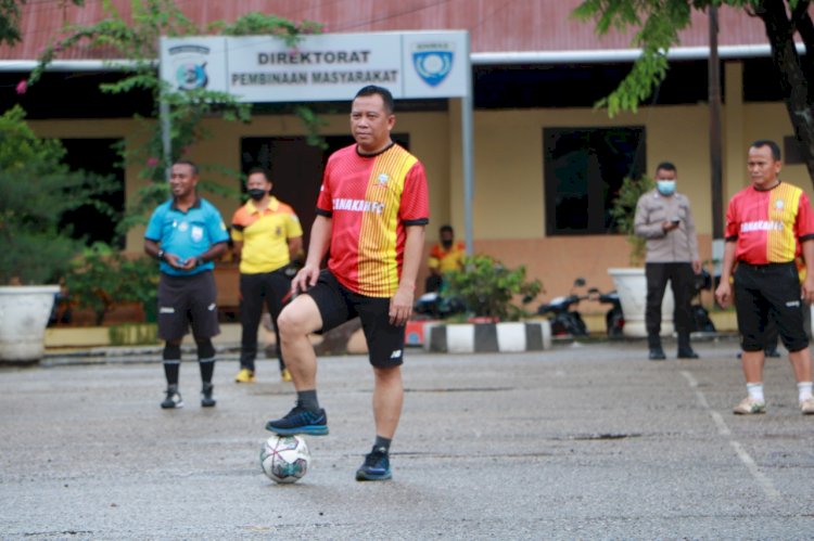 Bermain Sepakbola Bersama Pejabat Utama, Kapolda NTT : Jadikan Olahraga Sebagai Spirit Dalam Bekerja