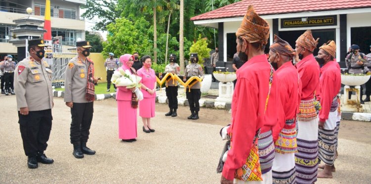 Sapaan Adat Natoni Sambut Kapolda NTT Irjen Pol. Drs. Setyo Budiyanto, S.H., M.H., di Mapolda NTT