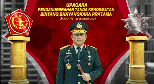 Irjen Pol. Drs. Lotharia Latif, S.H., M.Hum. Mendapat Penghargaan Bintang Bhayangkara Pratama dari Presiden RI yang disematkan oleh Kapolri