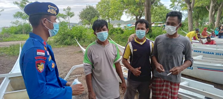 Di Awal Tahun, Personel Ditpolairud Polda NTT Patroli Pesisir Imbau Warga Mabar Terapkan 5M dalam Beraktivitas