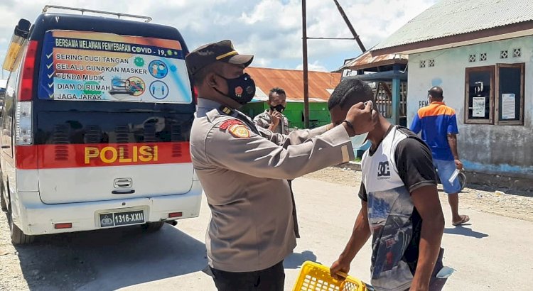 Antisipasi Penyebaran Covid-19, Personel Ditbinmas Terus Lakukan Imbauan Prokes dan Pembagian Masker Kepada Masyarakat