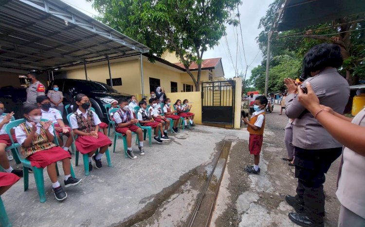 Hilangkan Rasa Takut Saat Divaksin, Anak-Anak SDK St. Yoseph Naikoten Kota Kupang Dihibur Tim Vaksinator Biddokkes Polda NTT