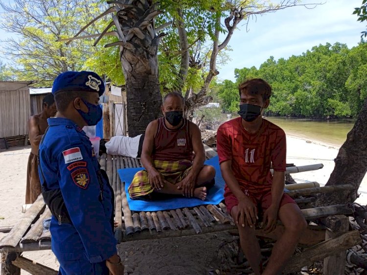 Pantau Giat Masyarakat Pesisir Alor, Personel Ditpolairud Polda NTT Imbau Warga Terapkan Prokes Dalam Beraktivitas