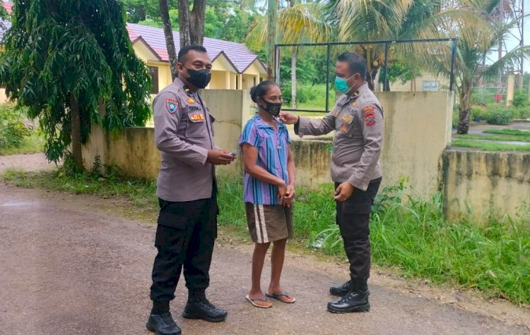 Upaya Mengurangi Resiko Terpapar Covid-19, Personel Ditbinmas Polda NTT dan Polsek Kupang Barat Bagi Masker dan Edukasi Masyarakat Kelurahan Batakte