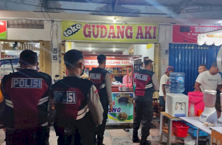 Ingatkan Protokol Kesehatan Covid-19, Personel Turjawali Ditsamapta Polda NTT Sambangi Para Pedagang Makanan Pinggir Jalan