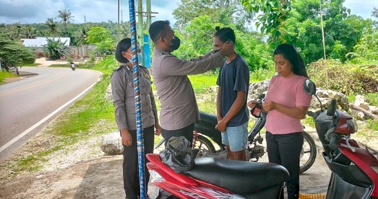 Tekan Penyebaran Covid-19, Personel Subditbinpolmas Ditbinmas Polda NTT Bagi-Bagi Masker Kepada Warga Bakunase Kota Kupang