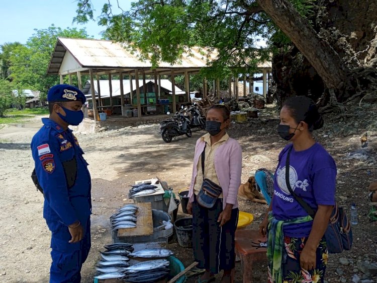 Sambangi Pedagang Ikan di Wilayah Pesisir Alor, Personel Dirpolairud Polda NTT Ingatkan Prokes