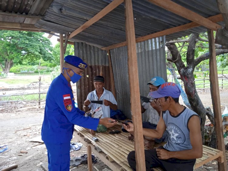 Tegakan Prokes di Daerah Pesisir Sikka, Personel Ditpolairud Polda NTT Bagikan Masker Gratis Kepada Warga