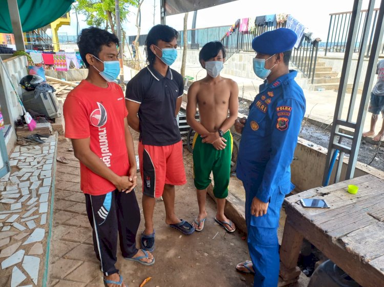 Beri Edukasi Para Pemuda Pesisir Labuan Bajo, Personel Ditpolairud Polda NTT Ingatkan Prokes Saat Beraktivitas