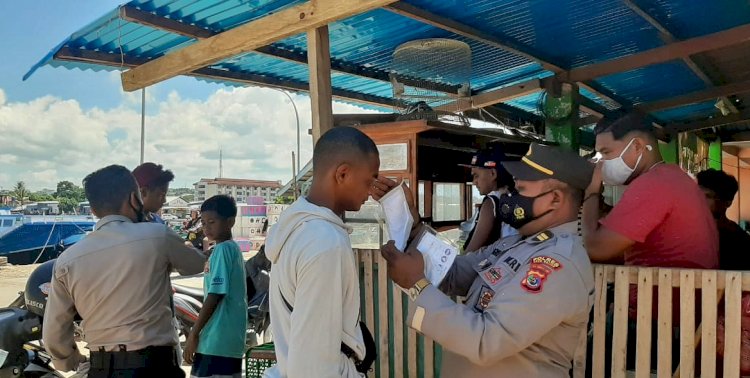 Sambangi Pemukiman Warga, Personel Ditbinmas Beri Penyuluhan Prokes dan Bagi Masker Gratis