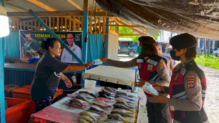 Srikandi Ditsamapta Polda NTT Gelar Patroli, Bagikan Masker Kepada Masyarakat