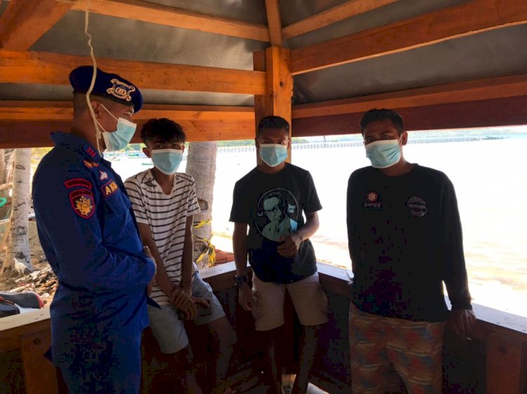 Pantau Aktivitas Masyarakat Pesisir Mabar, Personel Ditpolairud Polda NTT Ingatkan Prokes dan Jaga Kamtibmas