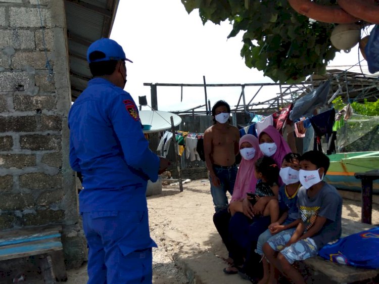 Beri Edukasi Warga Pesisir Rote Ndao, Personel Ditpolairud Polda NTT Ingatkan Gunakan Masker Saat Beraktivitas