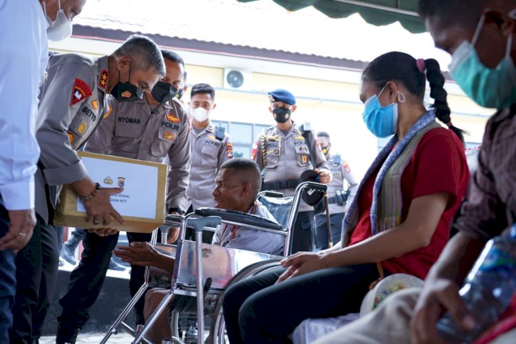 Kunjungan Kerja ke Polres Malaka, Kapolda NTT Beri Bantuan Sosial kepada Penyandang Disabilitas