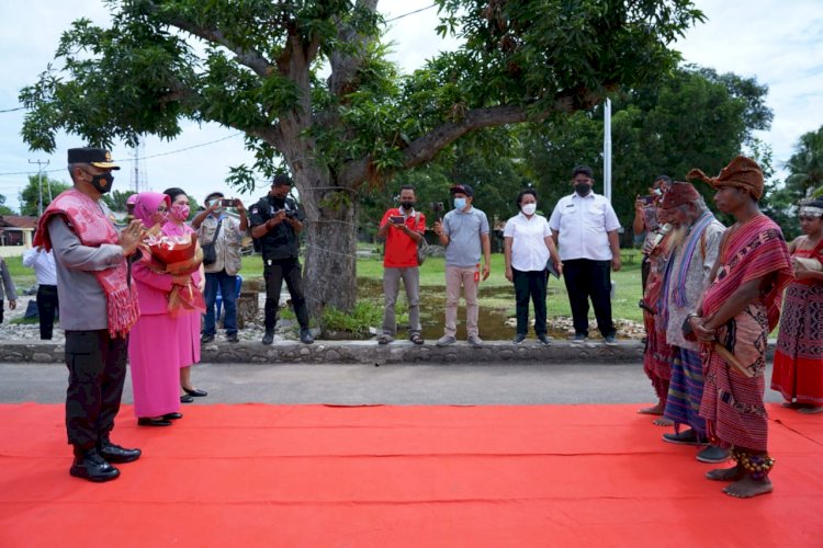 Sapaan Hase Hawaka Sambut Kedatangan  Kapolda NTT dan Ketua Bhayangkari Daerah NTT di Mapolres Malaka