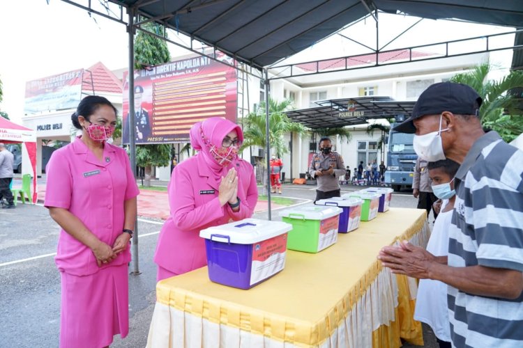 Peduli Kepada Penyandang Disabilitas,Ketua Bhayangkari Daerah NTT Berikan Bansos