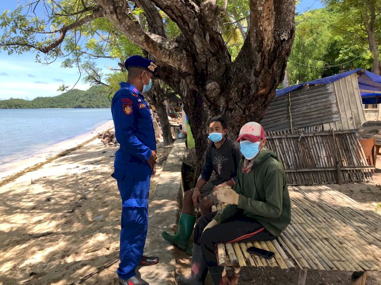 Patroli Rutin Sambang Daerah Pesisir, Ditpolairud Polda NTT Ingatkan Warga Mabar Taati Prokes Covid-19