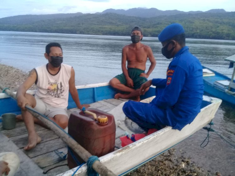 Patroli Kamtibmas di Perairan Adonara, Personel Ditpolairud Polda NTT Beri Pesan Keselamatan Pelayaran Kepada Warga