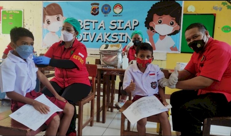 Sinergi dengan BNN Provinsi NTT, Biddokkes Polda NTT Gelar Vaksinasi di SD Inpres 2 Perumnas