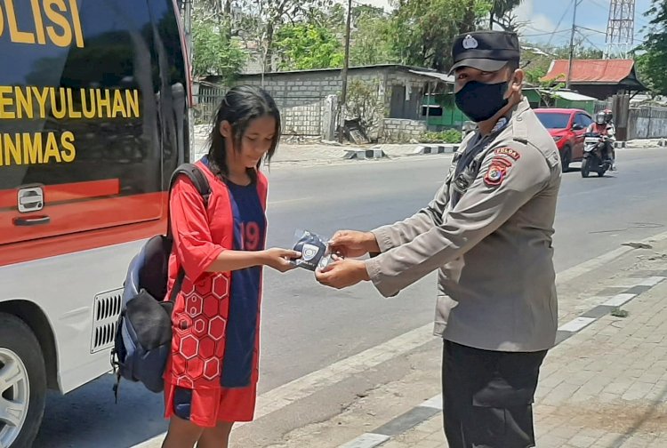 Bagi Masker Sekaligus Edukasi Masyarakat untuk Senantiasa Disiplin Prokes, Ditbinmas Polda NTT Tingkatkan Patroli Sambang