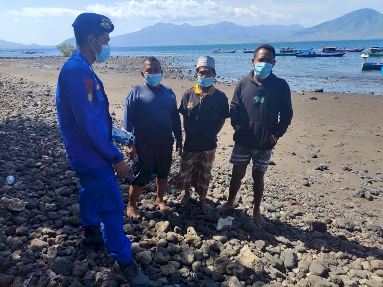 Tekan Penyebaran Virus di Wilayah Pesisir Flotim, Personel Patroli XXII-2004 Ditpolairud Polda NTT Edukasi Dengan Pembagian Masker