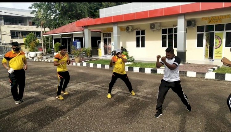 Tingkatkan Kebugaran, Personel Polda NTT Lakukan Olahraga Secara Mandiri