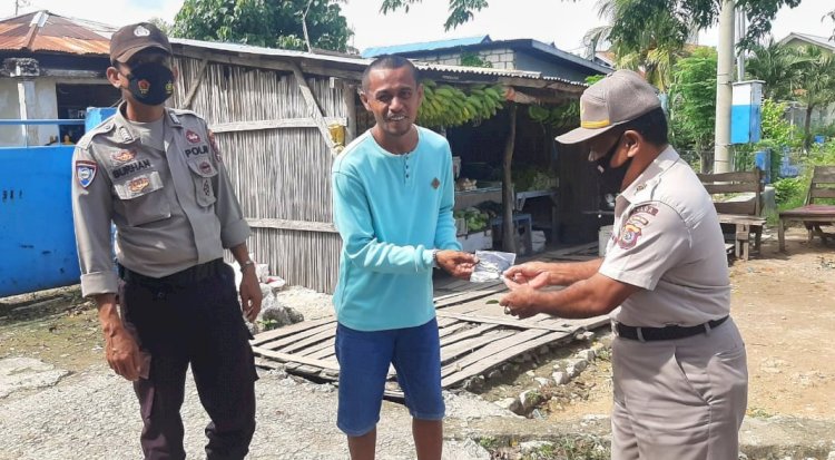 Meminimalisir Warga Agar Tidak Abai dan Melupakan Pentingnya Disiplin Prokes,  Jajaran Ditbinmas Polda NTT Gencar Bagi Masker dan Edukasi Prokes