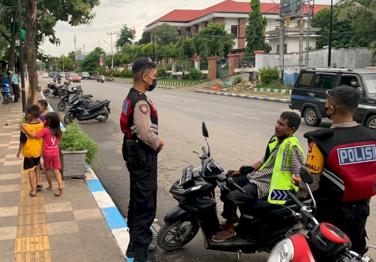 Personel Turjawali Ditsamapta Polda NTT Ajak Para Juru Parkir Bantu Kampanyekan Disiplin Prokes Kepada Pengendara Bermotor