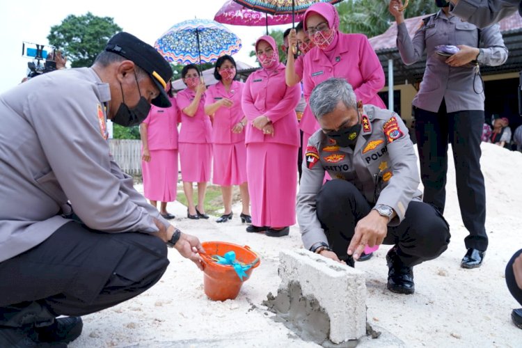 Lakukan Peletakan Batu Pertama Pembangunan Lapangan Tenis Polres Rote Ndao,  Sebut Kapolda NTT untuk Bangun Kedekatan dengan Masyarakat