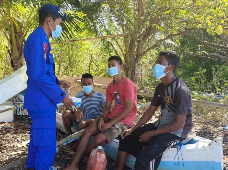 Patroli Daerah Pesisir Flotim, Personel Ditpolairud Polda NTT Ingatkan Warga Disiplin Prokes Saat Melaut