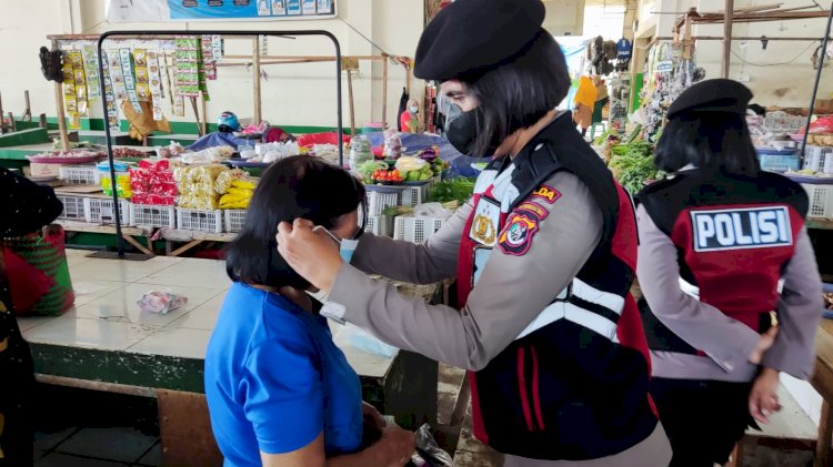 Cegah Varian Omicron, Dengan Humanis Srikandi Ditsamapta Polda NTT Beri Imbauan Prokes