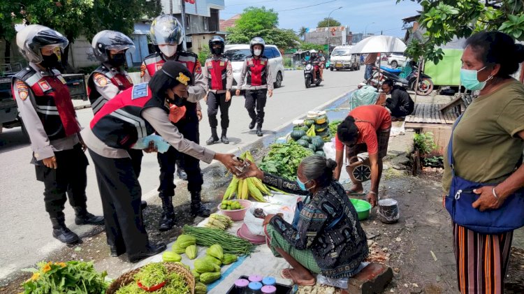 Bagikan Tali Asih Kepada Pedagang Pasar, Srikandi Ditsamapta Polda NTT Beri Pesan Tetap Patuhi Prokes