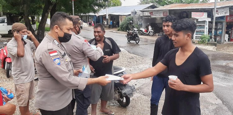 Bagi Masker Gratis, Personel Ditbinmas Polda NTT Pun Edukasi Penggunaan Masker yang Baik dan Benar kepada Warga