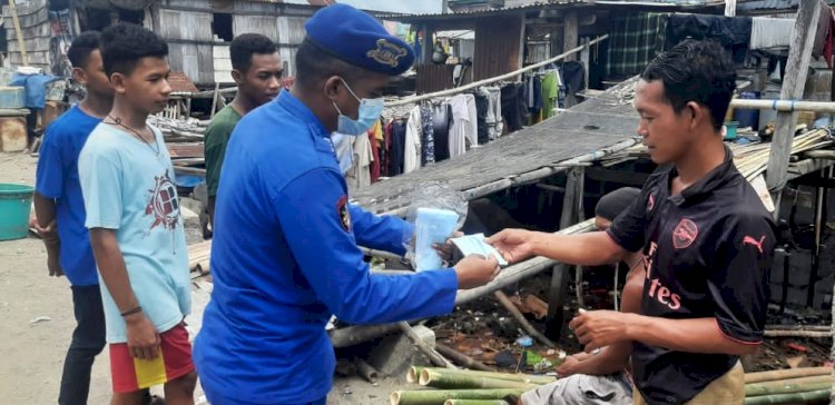 Pandemi Covid -19 Belum Berakhir, Ditpolairud Polda NTT Imbau Pemuda Pesisir Wureh Wajib Pakai Masker Saat Beraktivitas