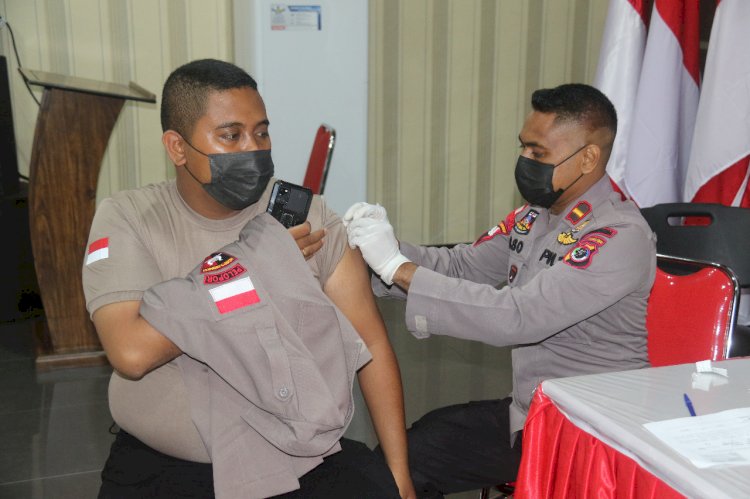 Ratusan Personel Satbrimobda NTT Tingkatkan Imunitas dengan Vaksinasi Booster Dosis III