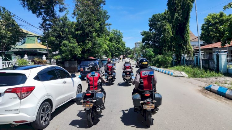 Sasar Pusat Perbelanjaan, Ditsamapta Polda NTT Patroli dan Bagikan Masker