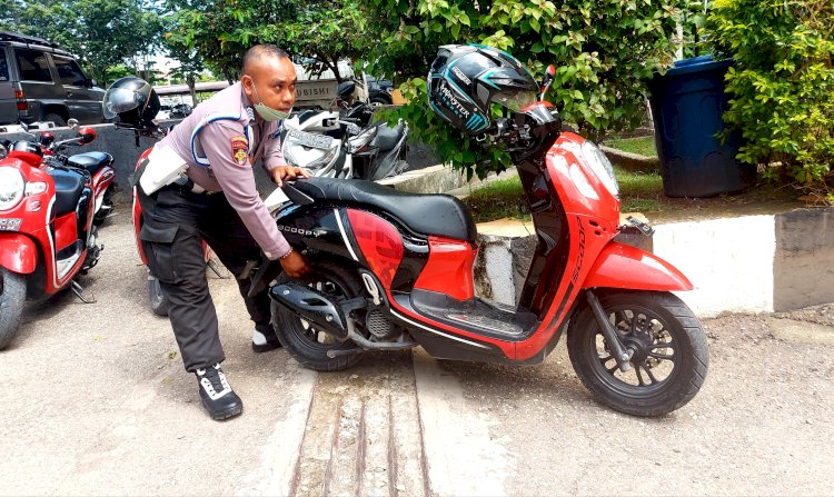 Parkir Kendaraan Tidak Sesuai, Provost Polda NTT Kempiskan Ban