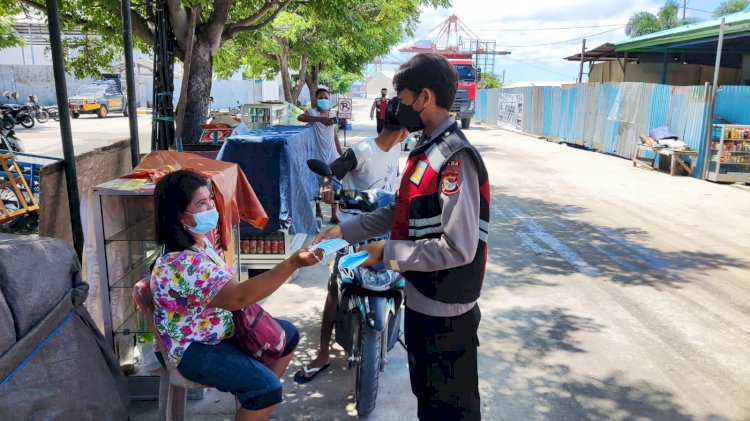 Bagi Masker, Polwan Ditsamapta Polda NTT Edukasi Masyarakat Penggunaan Masker yang Baik dan Benar