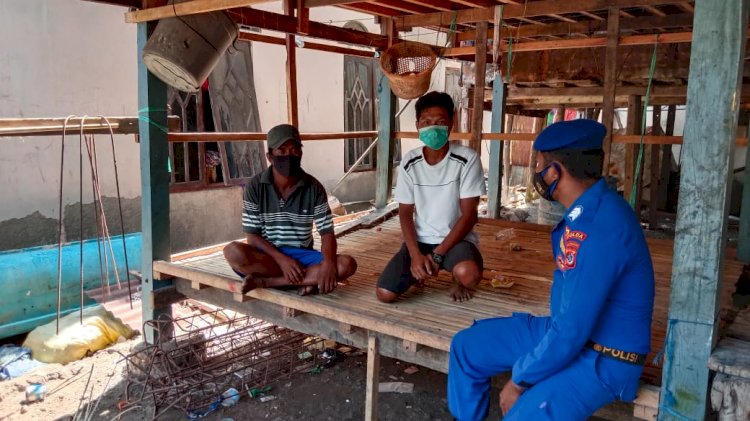 Kunjungi Masyarakat Pesisir Ronda, Personel Ditpolairud Polda NTT Minta Bersama Jaga Kamtibmas Yang Kondusif