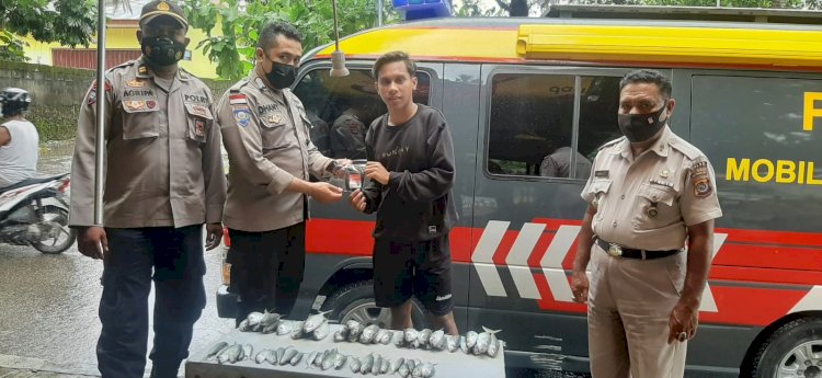 Gunakan Mobil Penerangan, Personel Ditbinmas Polda NTT Keliling Imbau Warga Tetap Patuh Prokes