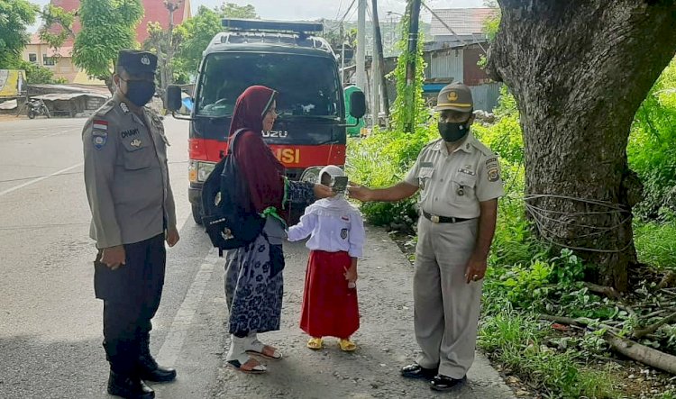 Bagi Masker Hingga Ajak Warga Lakukan Vaksin, Personel Ditbinmas Polda NTT Terus Berupaya Cegah Penyebaran Covid-19