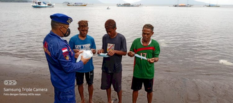 Edukasi Para Pemuda Pesisir Lembata, Personel Ditpolairud Polda NTT Ingatkan Pengunaan Masker Saat Beraktivitas