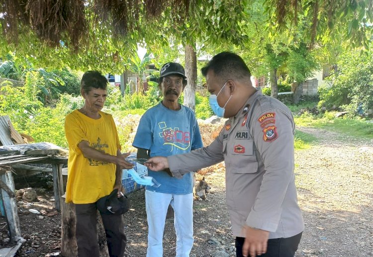 Datangi Pemukiman Warga, Personel Ditbinmas Polda NTT Beri Binluh Terkait Prokes