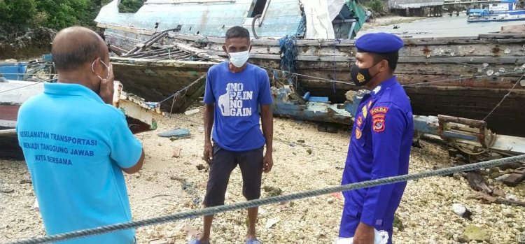 Tekan Penyebaran Virus, Personel Ditpolairud Polda NTT Bripka I Putu Sulastra Beri Edukasi Warga Pesisir Rote Ndao Dengan Pembagian Masker