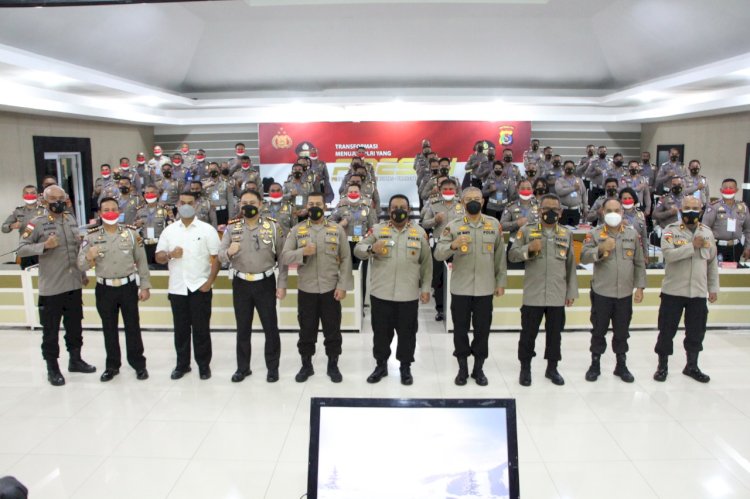 Foto bersama Wakapolda NTT usai pembukaan Bimtek fungsi Lantas 