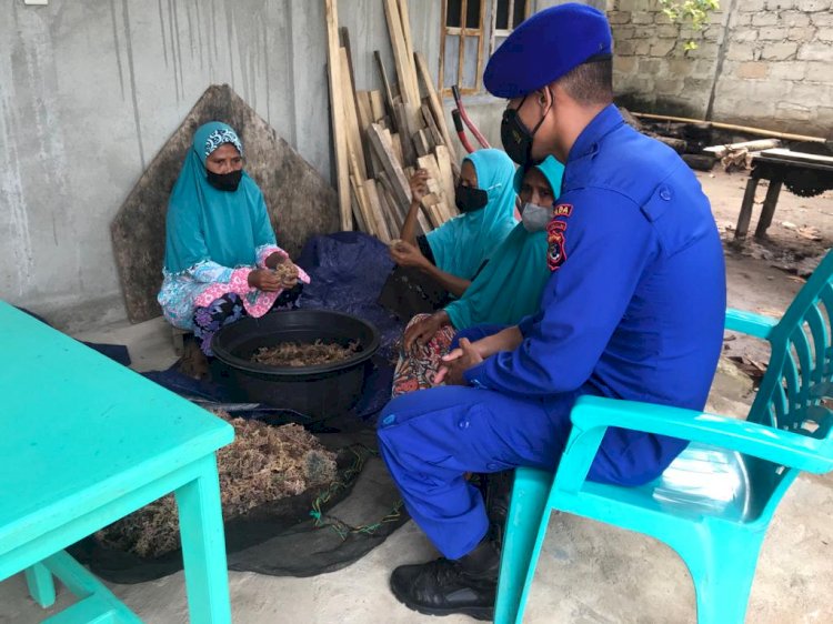 Temui Warga yang Sedang Beraktivitas, Personel Ditpolairud Polda NTT Ingatkan Prokes Secara Ketat