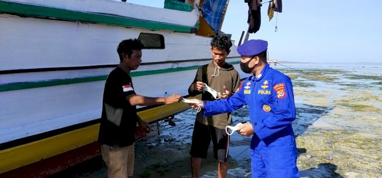 Sambang Daerah Pesisir Kota Kupang, Personel Ditpolairud Polda NTT Edukasi Prokes Masyarakat Dengan Pemberian Masker